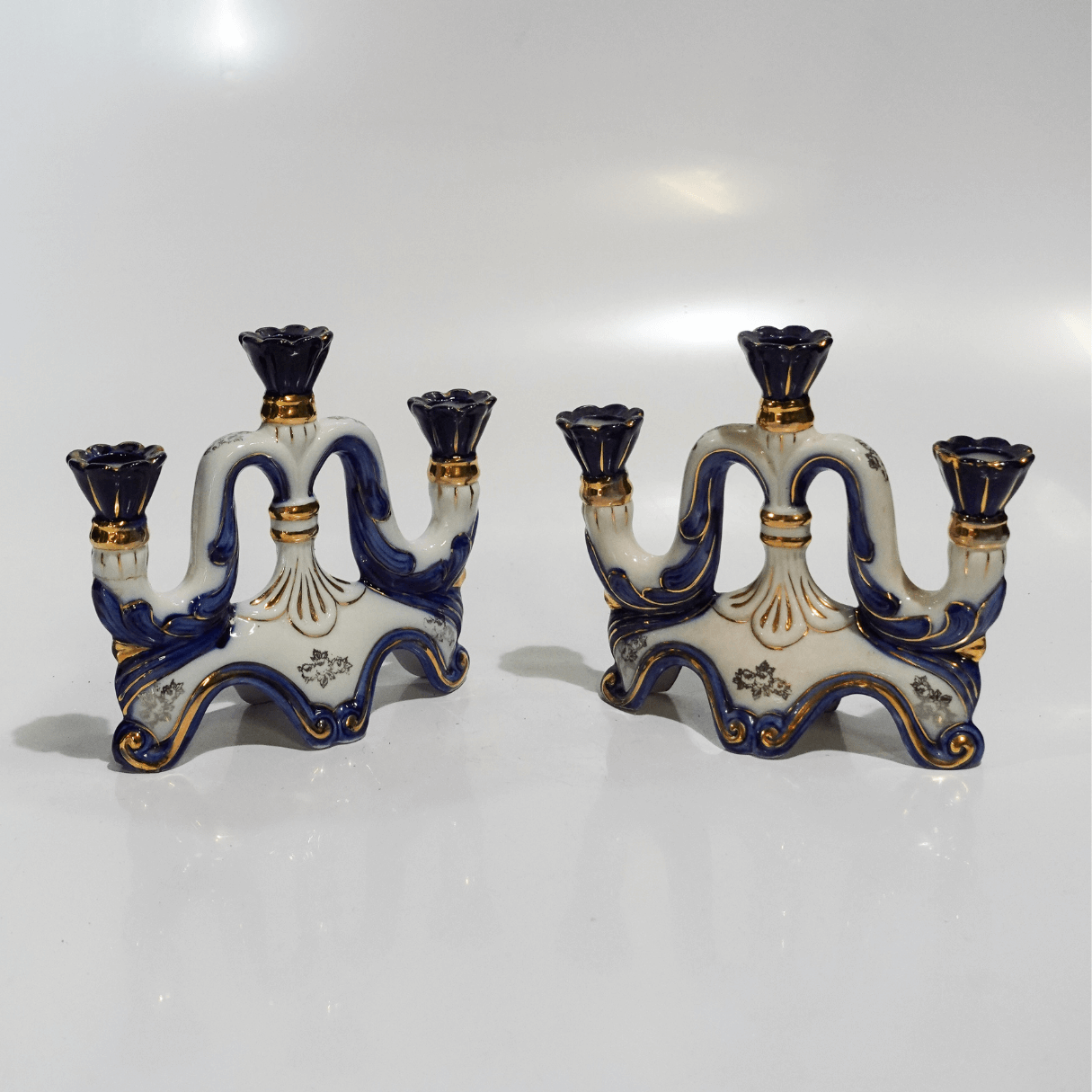 Par de Candelabros Clássicos em Porcelana dos anos 1950
