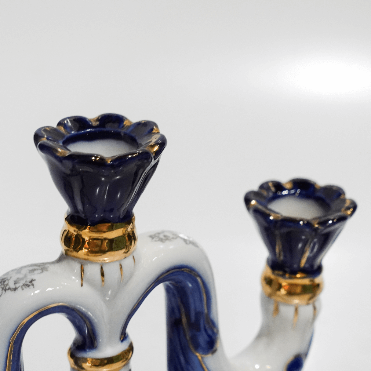 Par de Candelabros Clássicos em Porcelana dos anos 1950