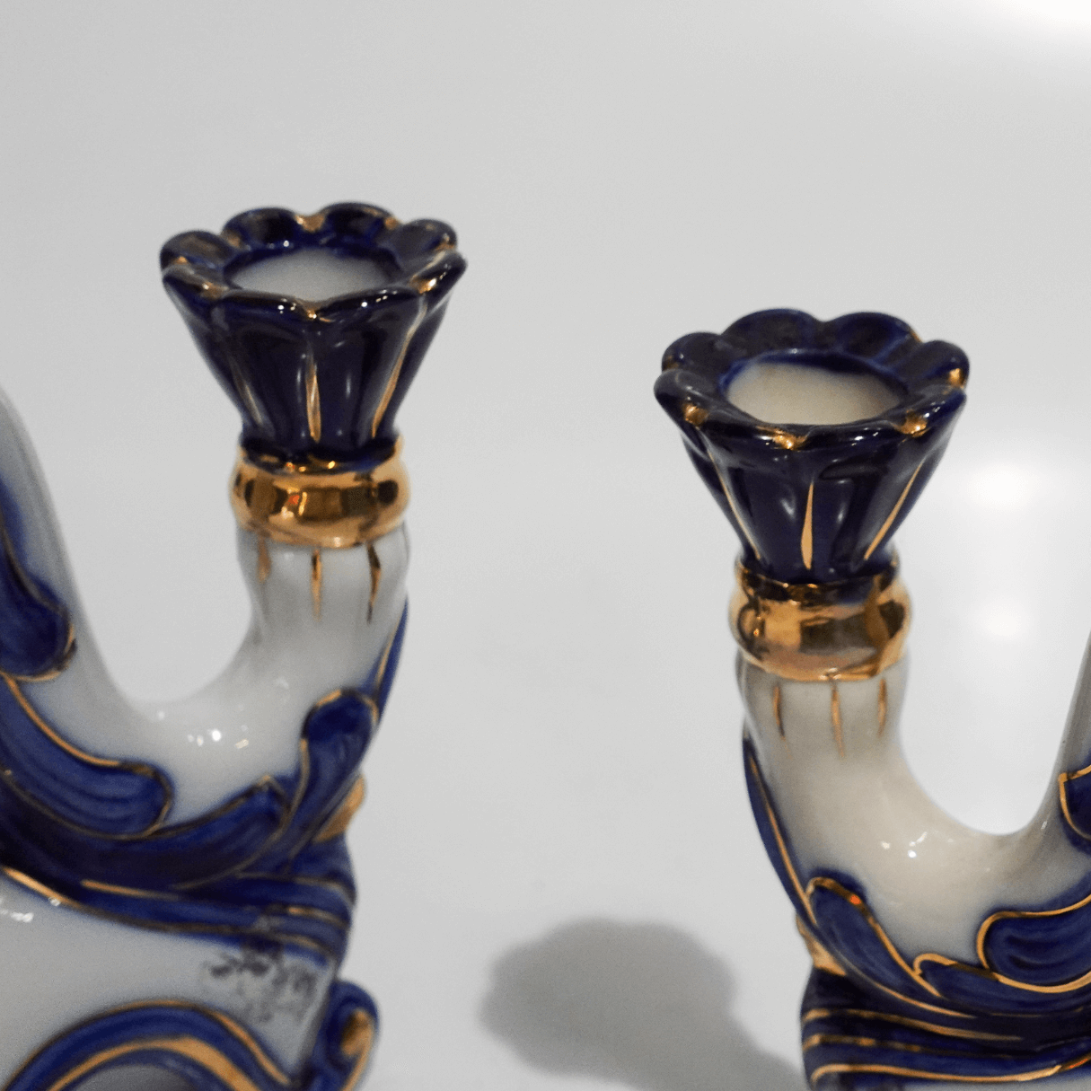 Par de Candelabros Clássicos em Porcelana dos anos 1950