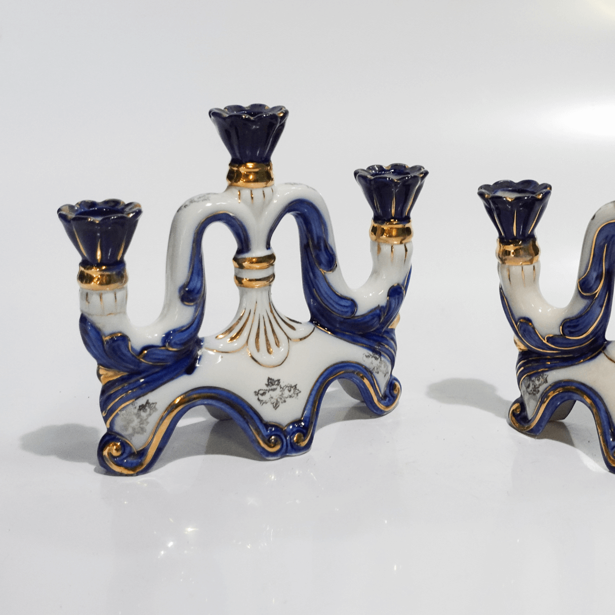 Par de Candelabros Clássicos em Porcelana dos anos 1950