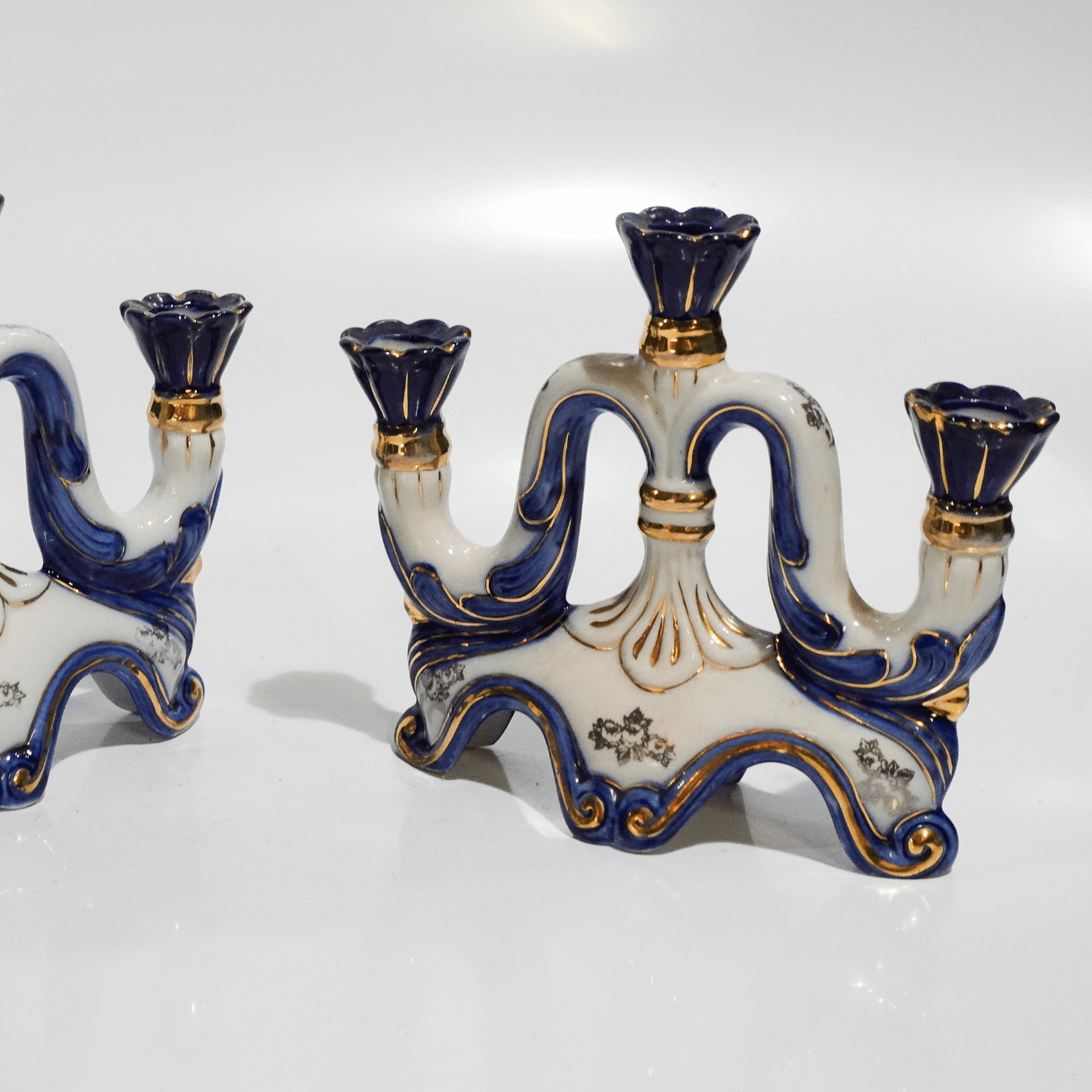 Par de Candelabros Clássicos em Porcelana dos anos 1950