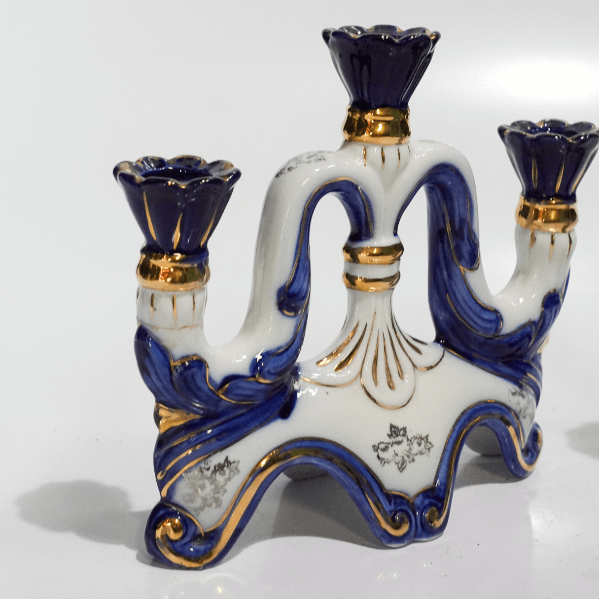 Par de Candelabros Clássicos em Porcelana dos anos 1950