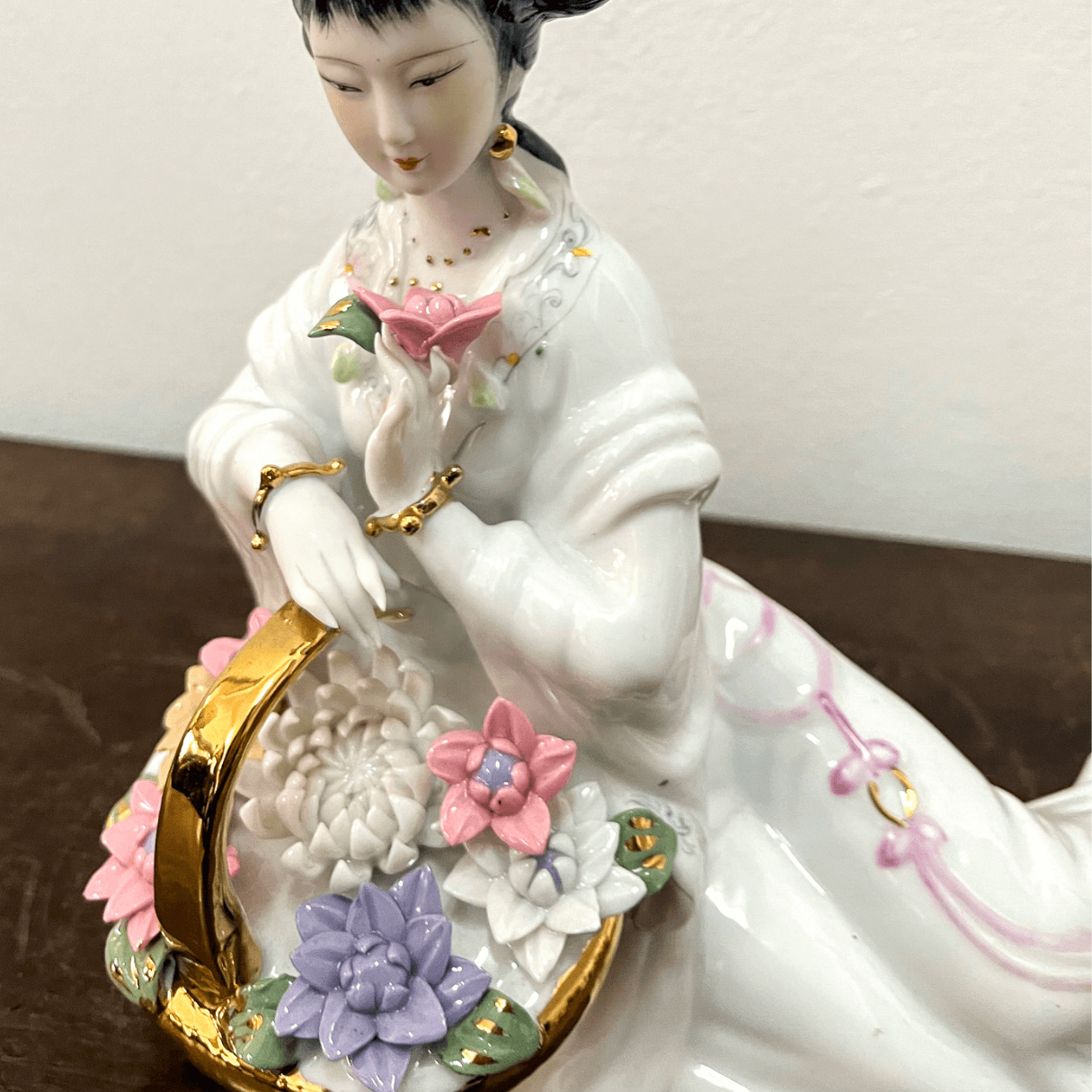 Escultura Chinesa Mulher com Flor de Lótus