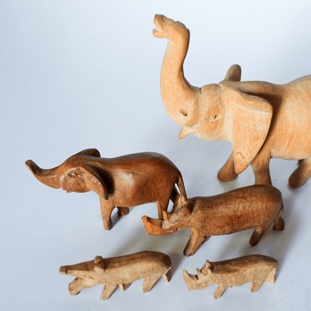 Coleção de Esculturas de Madeira da África dos Anos 70