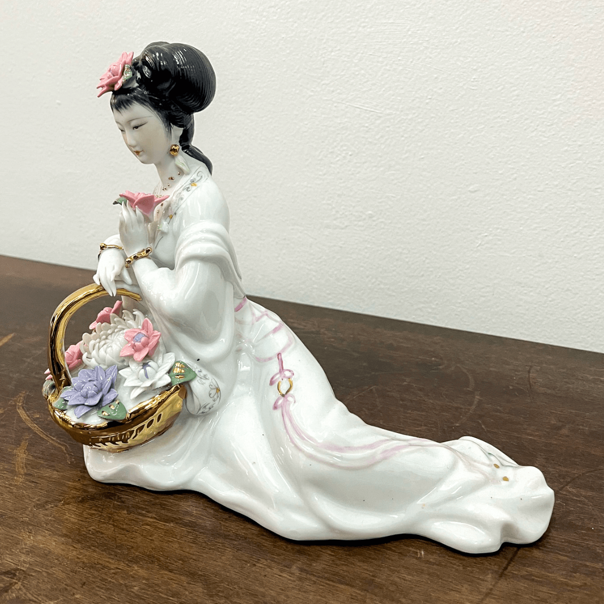 Escultura Chinesa Mulher com Flor de Lótus