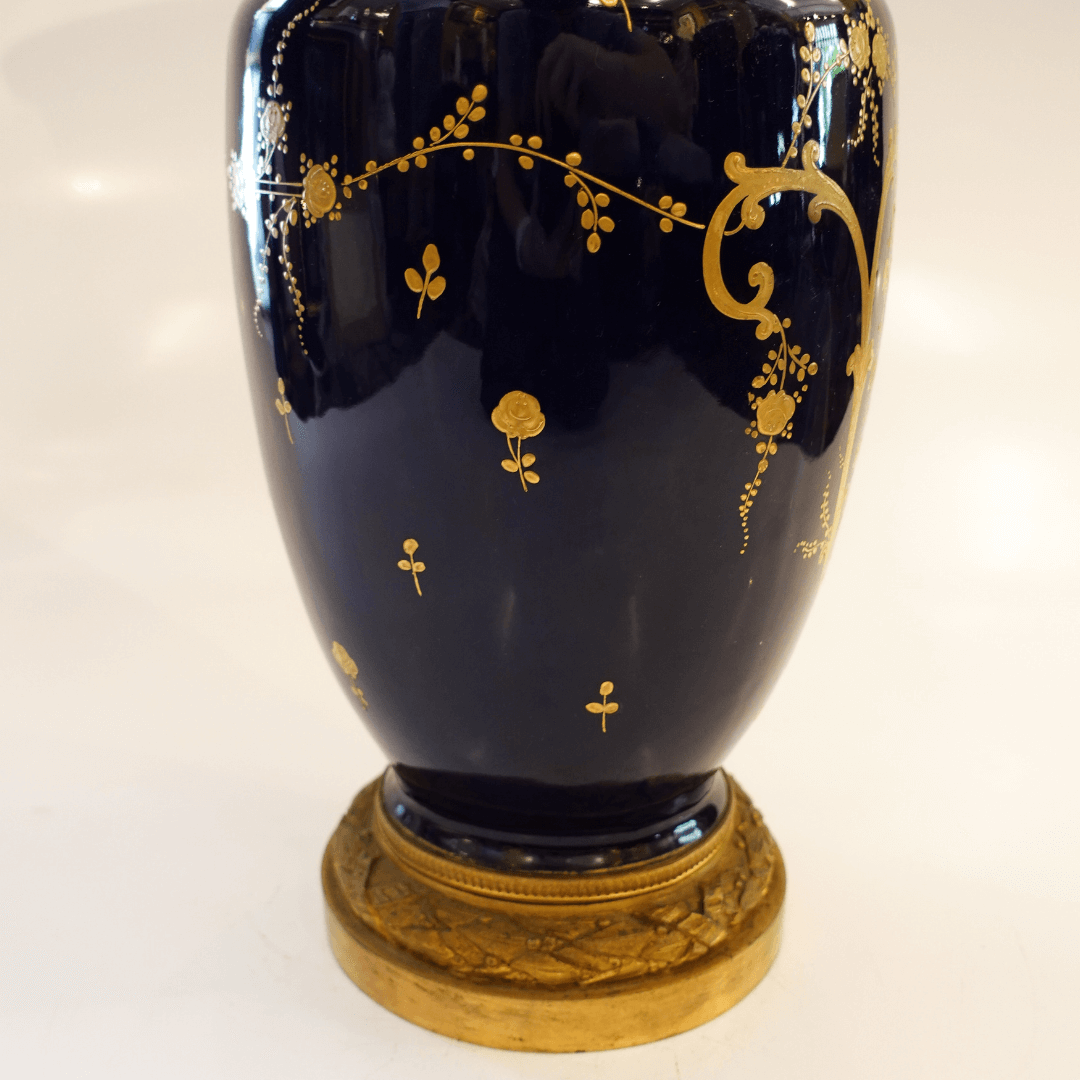 Vaso Antigo em Porcelana Francesa Sèvres - Borda em Bronze
