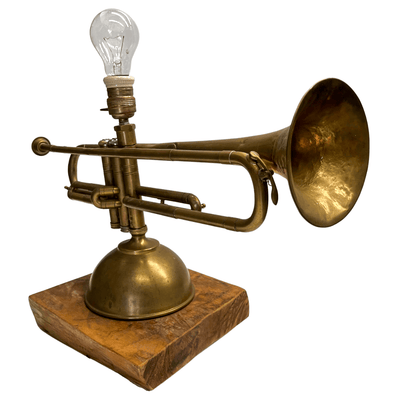 Luminária em um Trompete dos anos 1950