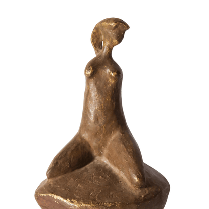 Escultura "Mulher sentada na pedra" de Carybé