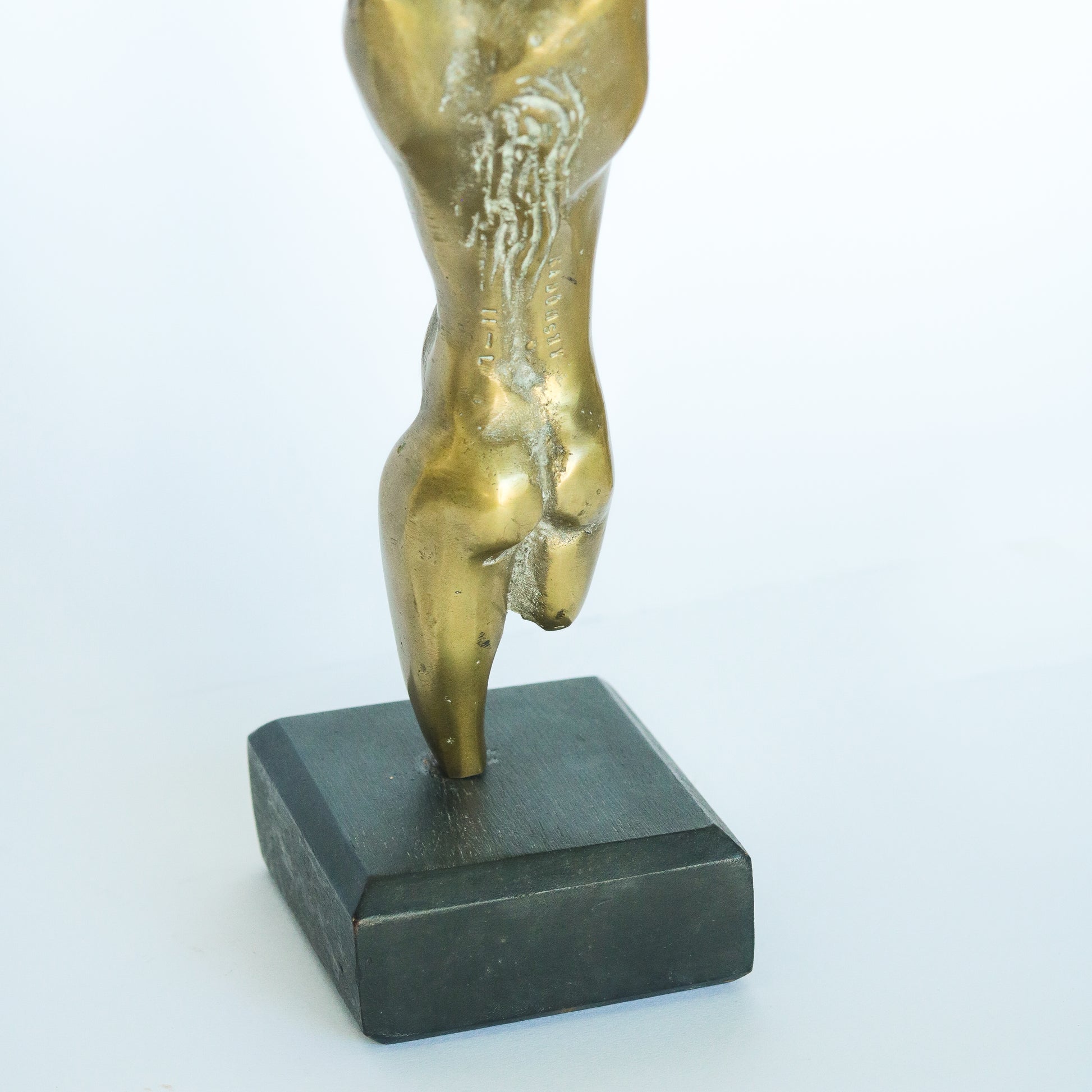 Escultura "Mulher" de Henrique Radomsky dos anos 1980