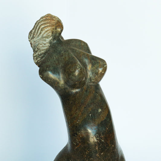 Escultura em Pedra Sabão "Mulher" de Carlos José Sillero dos anos 1990
