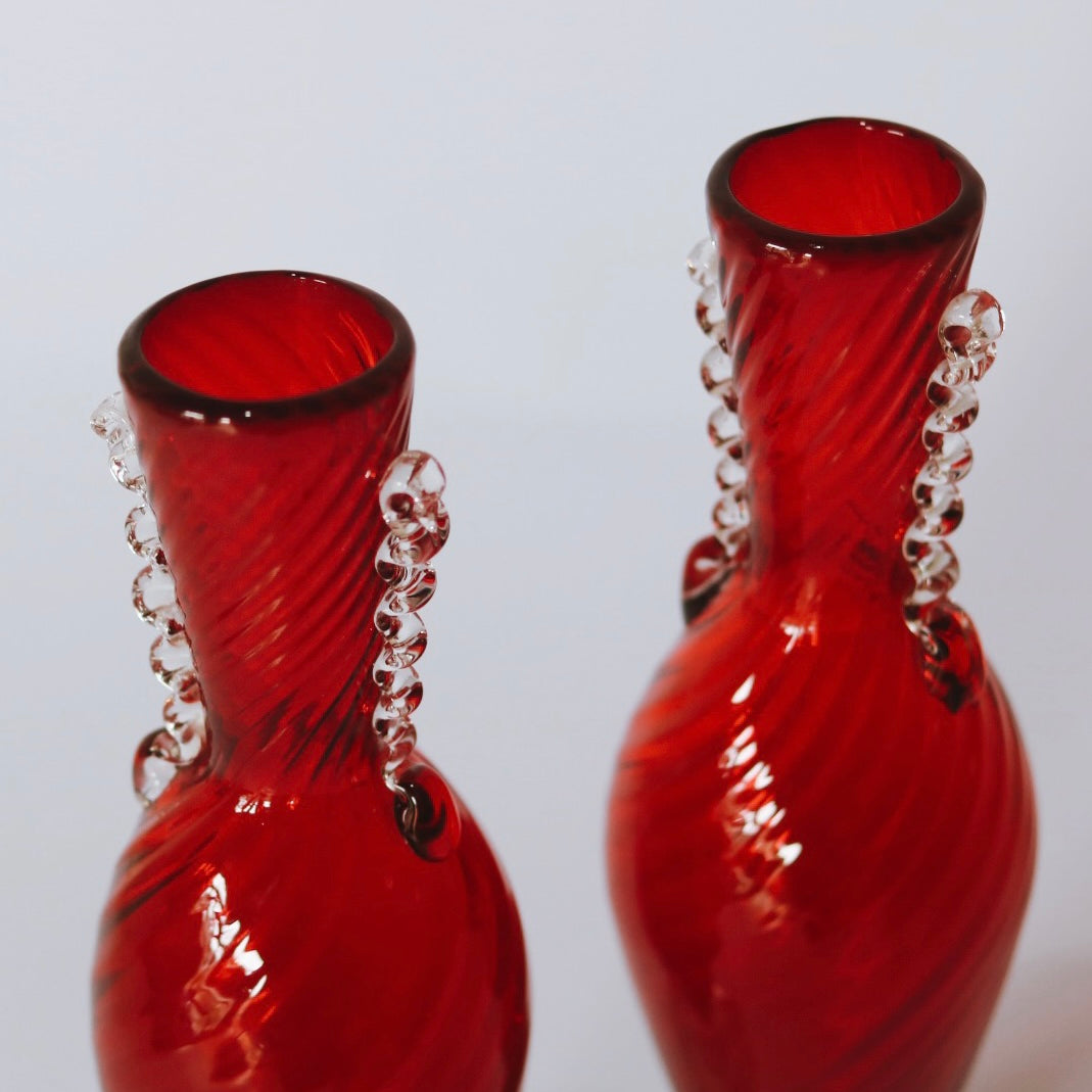 par de vasos em murano vermelho de 1960 no detalhe