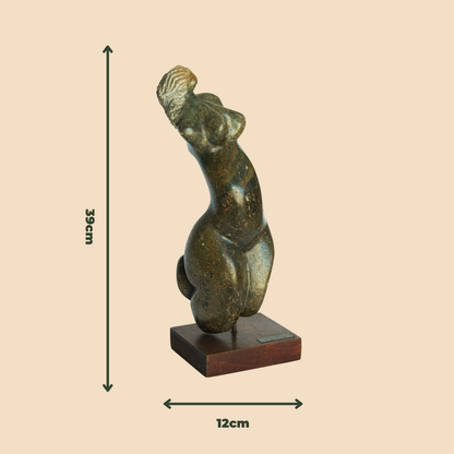 Escultura em Pedra Sabão "Mulher" de Carlos José Sillero dos anos 1990 tamanho
